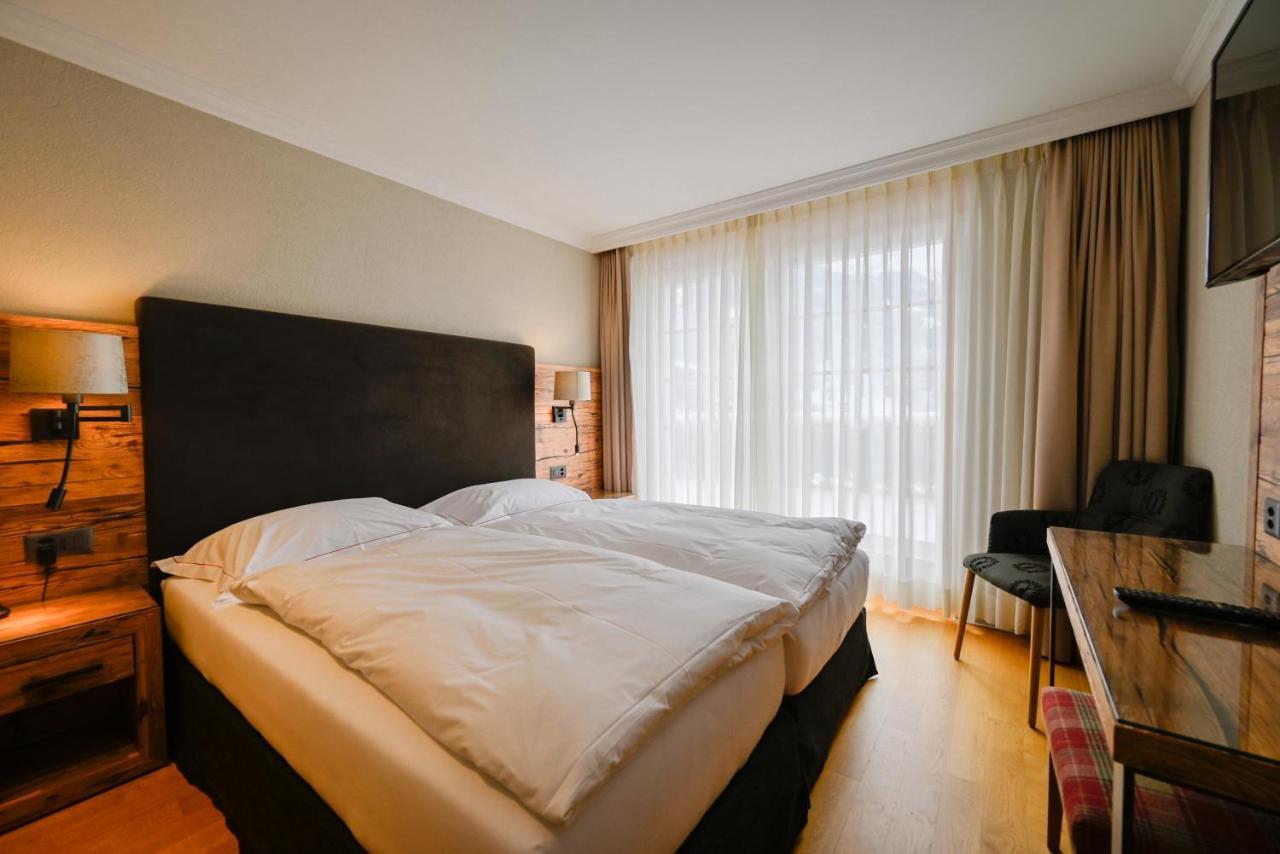 โรมันทิคโฮเทล ชไวทแซร์โฮฟ Hotel กรินเดลวัลด์ ภายนอก รูปภาพ