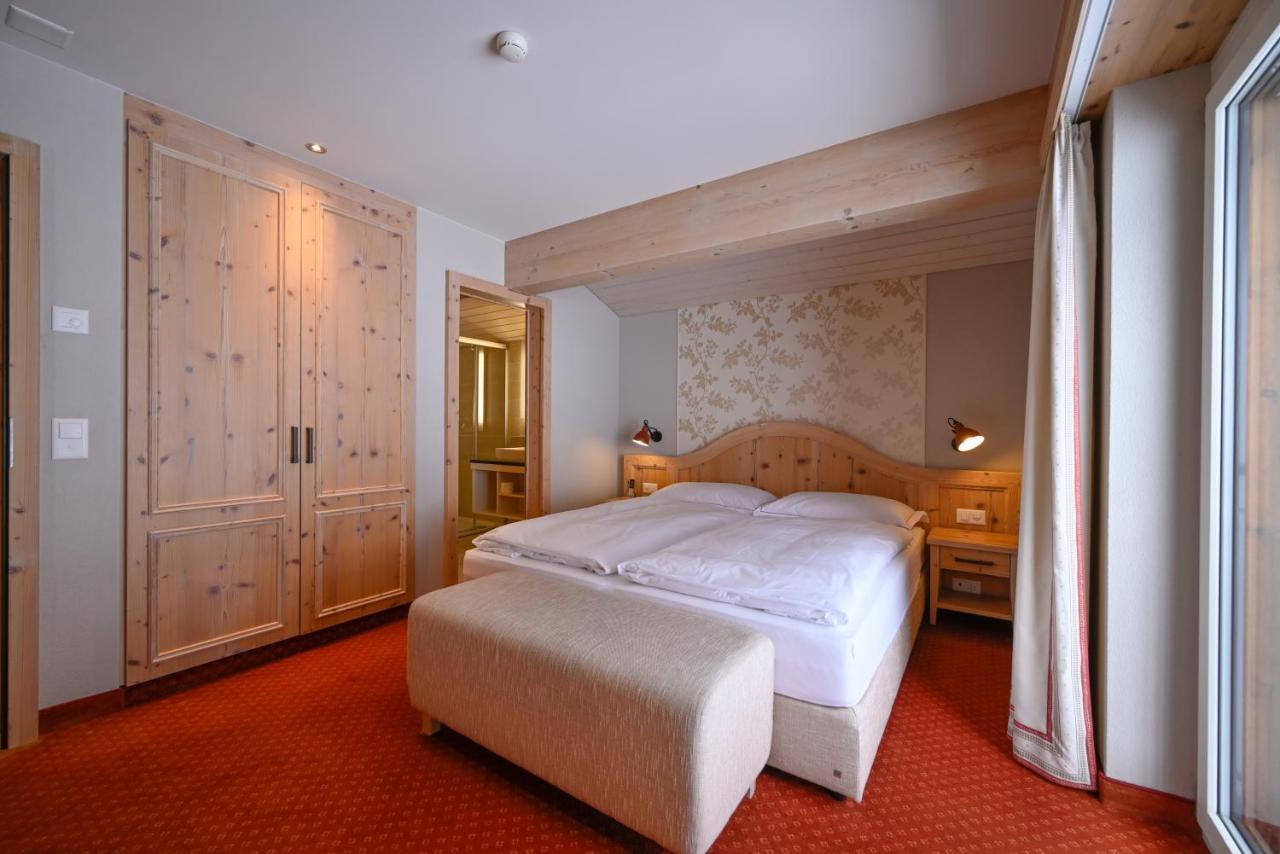 โรมันทิคโฮเทล ชไวทแซร์โฮฟ Hotel กรินเดลวัลด์ ภายนอก รูปภาพ