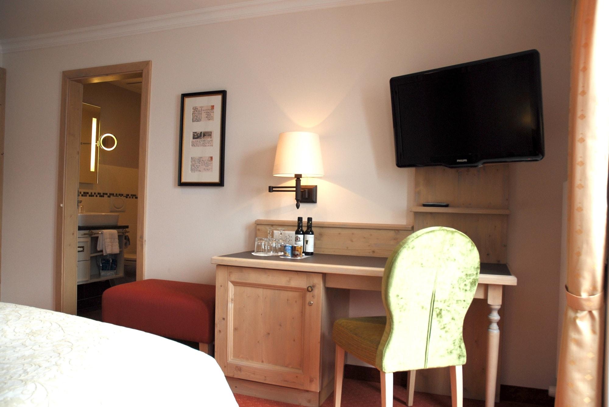โรมันทิคโฮเทล ชไวทแซร์โฮฟ Hotel กรินเดลวัลด์ ภายนอก รูปภาพ