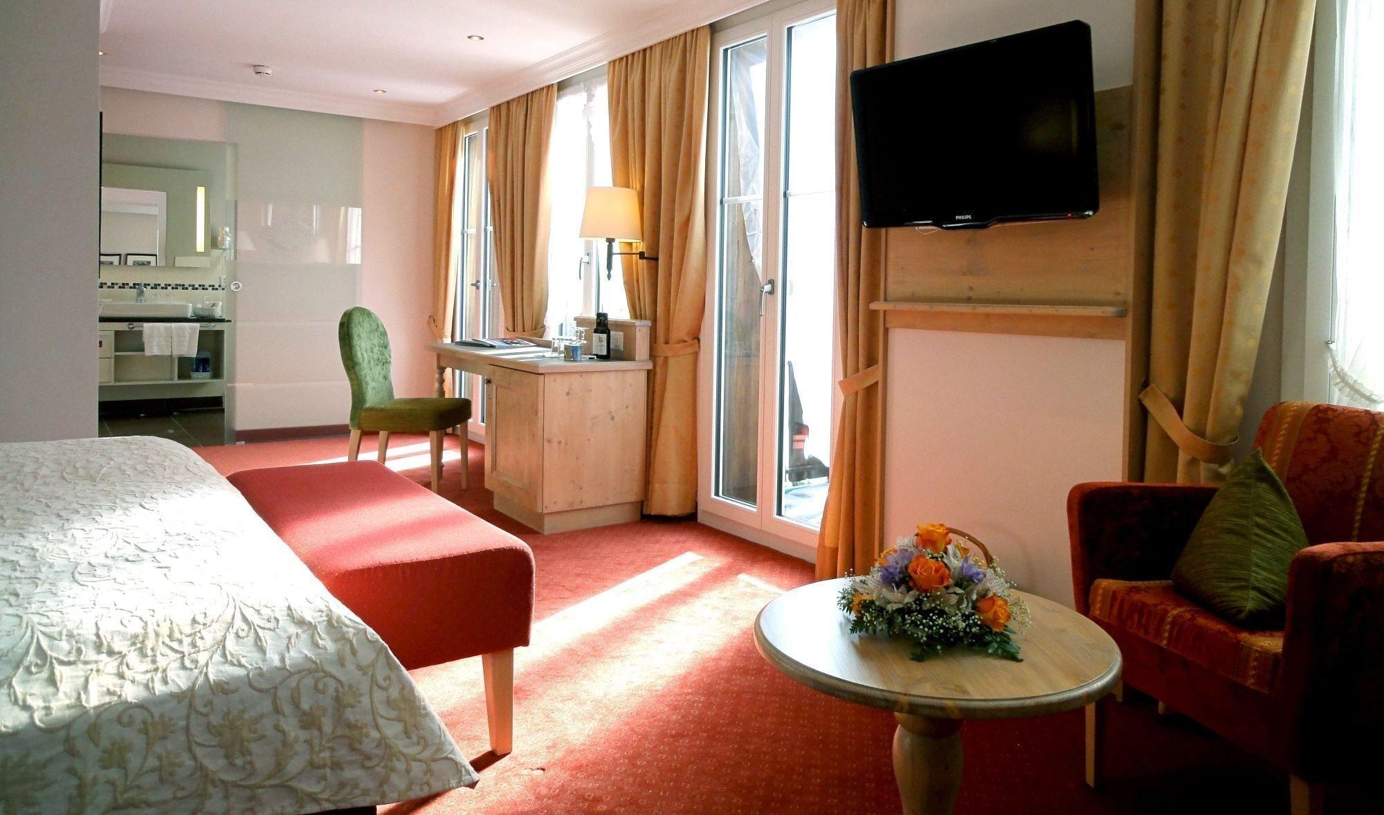 โรมันทิคโฮเทล ชไวทแซร์โฮฟ Hotel กรินเดลวัลด์ ภายนอก รูปภาพ
